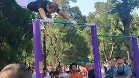 单杠大回环教学视频,轻松掌握空中旋转技巧